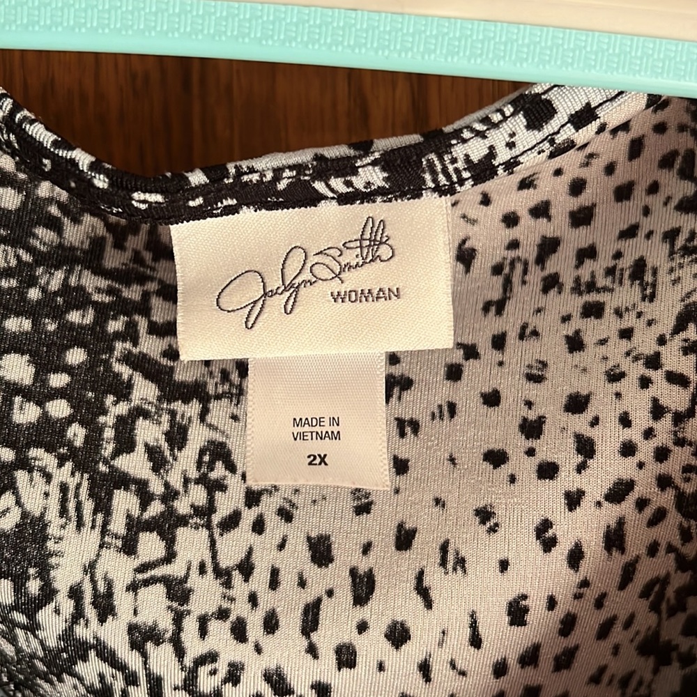 Softly draping neckline - Picture 3 of 5